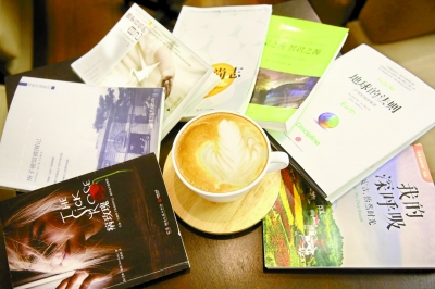 咖啡与书是一些实体书店必不可少的两样商品