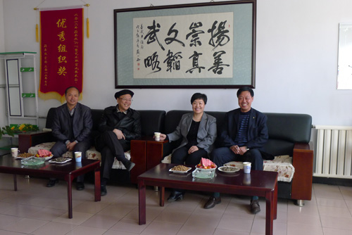 基金会理事长与蔚县县委宣传部长和 第一完全小学校长共同进行了座谈 