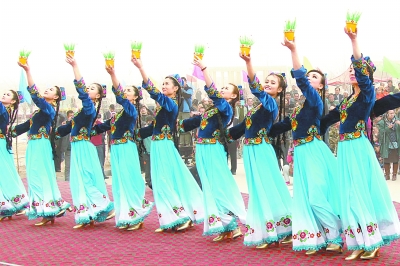 新疆哈密各族群众载歌载舞迎接诺茹孜节