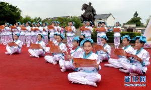 6月6日，钦州市的学生们在刘永福广场吟诵《三字经》。