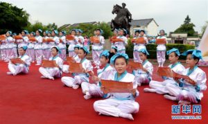 6月6日，钦州市的学生们在刘永福广场吟诵《三字经》。