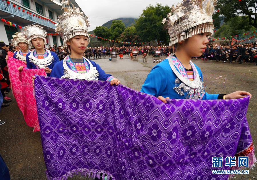 广西龙胜：“织布节”上秀手艺