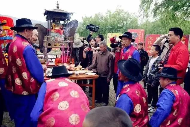 总有人说农村文化已经消失了 这些人用大半辈子的时光为农村文化正名