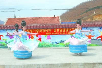 吉林延边朝鲜族自治州艺术团把艺术带入乡村