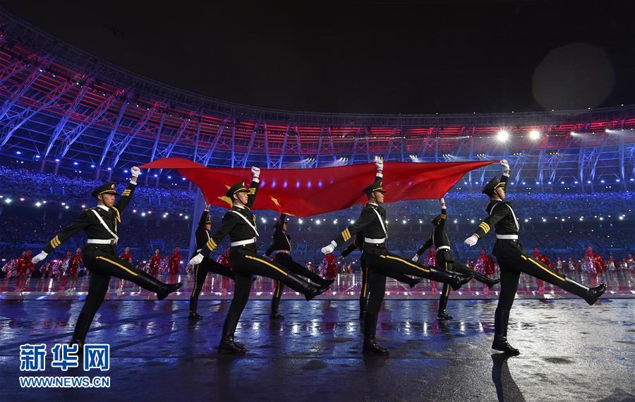 8月27日，第十三届全国运动会开幕式在天津奥林匹克中心体育场举行。 这是中华人民共和国国旗进入开幕式现场。 新华社记者岳月伟摄