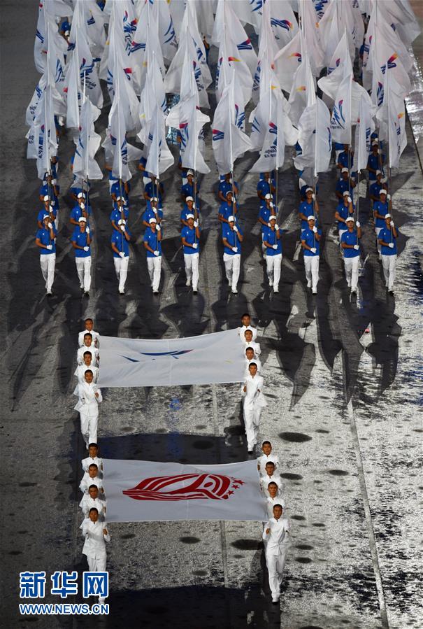 8月27日，第十三届全国运动会开幕式在天津奥林匹克中心体育场举行。这是中华人民共和国运动会会旗与第十三届全运会会徽方阵进入开幕式现场。 新华社记者鞠焕宗摄