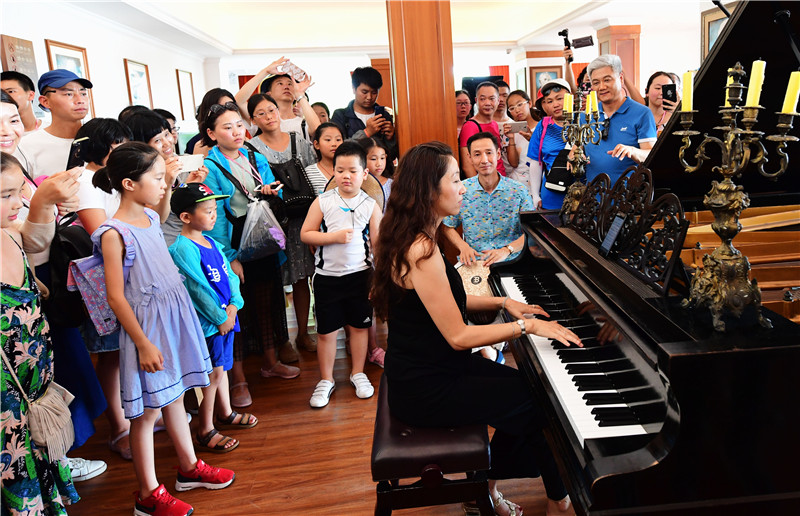 在鼓浪屿钢琴博物馆里，一名来自上海的钢琴艺术家在为游客现场演奏（8月15日摄）。新华社记者 魏培全 摄