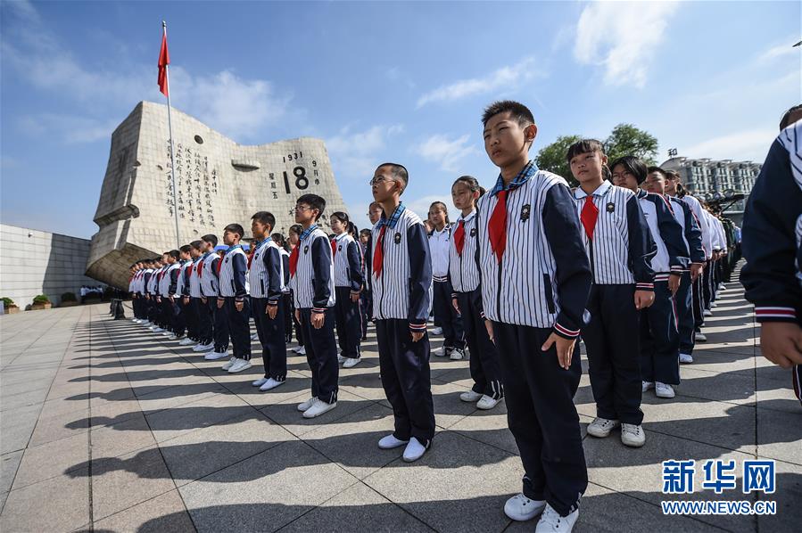 图为学生代表在勿忘“九一八”撞钟鸣警仪式上。