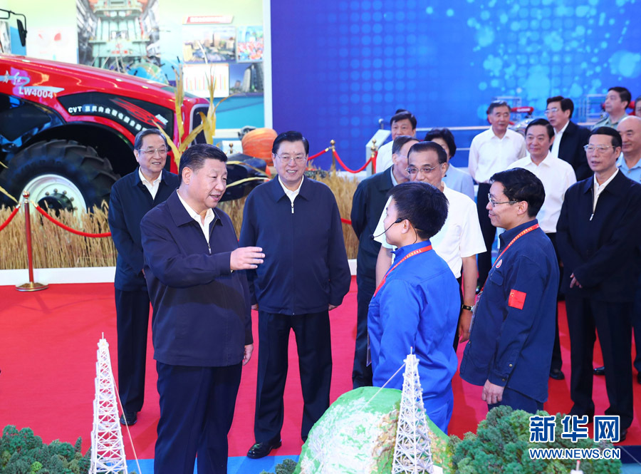 9月25日,党和国家领导人习近平、李克强、张德江、俞正声、刘云山、王岐山、张高丽等在北京展览馆参观“砥砺奋进的五年”大型成就展。新华社记者 谢环驰 摄