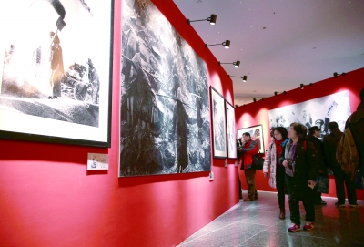 “与时代同行——全国摄影艺术展览60年摄影精品回顾展”北京开幕