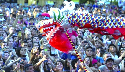 在国外，人们也逛春节庙会