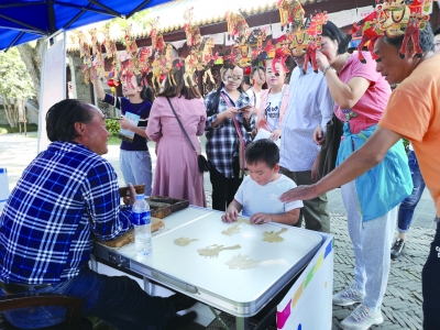 湟中非遗工艺品展在江苏省南京市博物馆举办