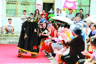 庆祝新中国成立70周年文艺巡演在修文县举行