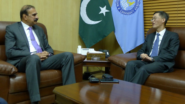 驻巴基斯坦大使会见巴国立现代语言大学校长并接受物资捐赠