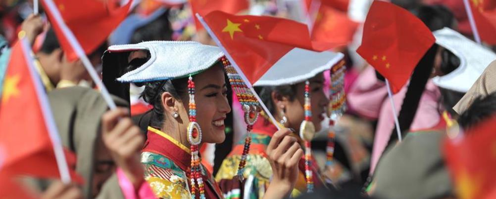 西藏：千人锅庄颂祖国