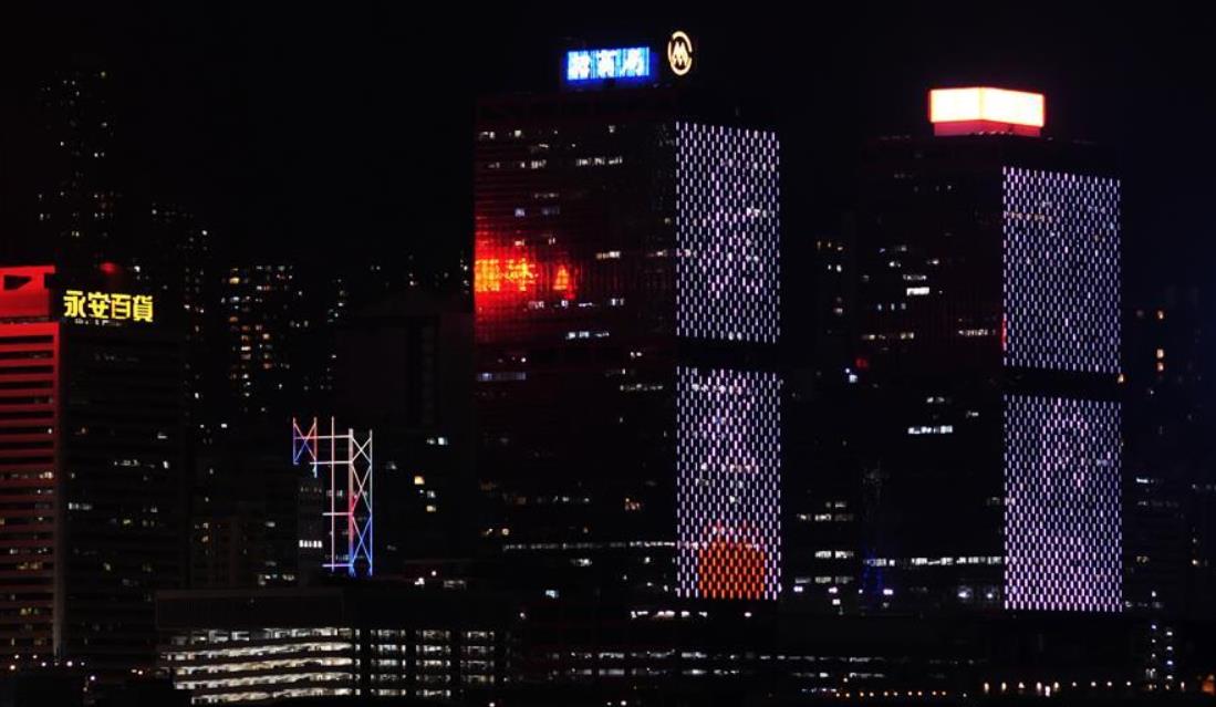 香港维港两岸商厦为医护人员亮灯打气