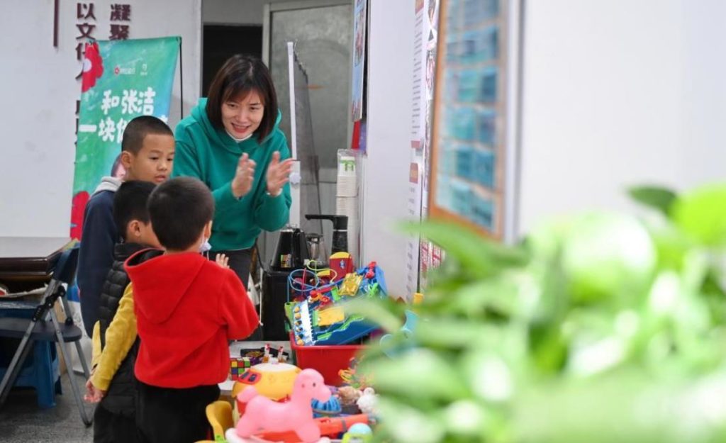 志愿者张洁：“村童妈妈”和孩子信赖的人