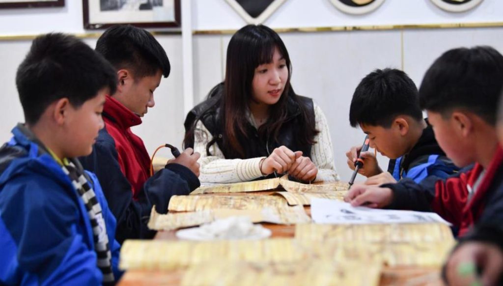 河北迁安：制作秸秆画迎冬奥